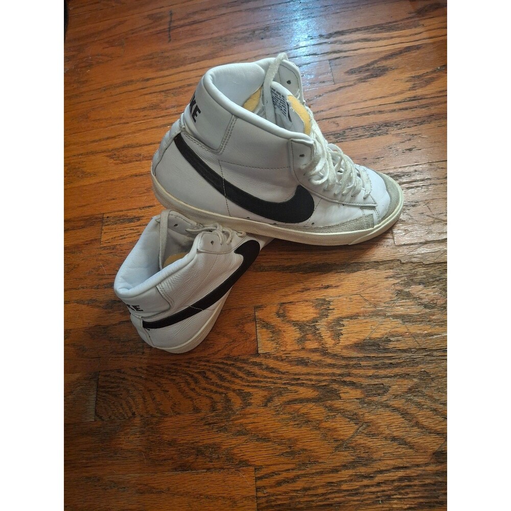 Nike - Picture 3 of 4